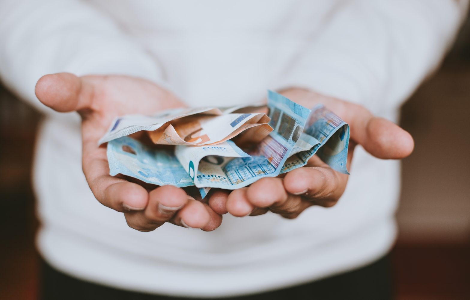 Eiro naudas banknotes cilvēka rokās