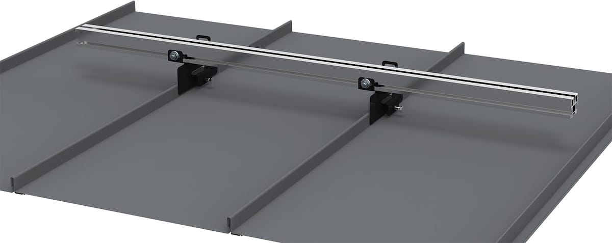 Piristeel Pisko Uniseam stiprinājumi saules paneļiem uz Ruukki Classic jumta seguma